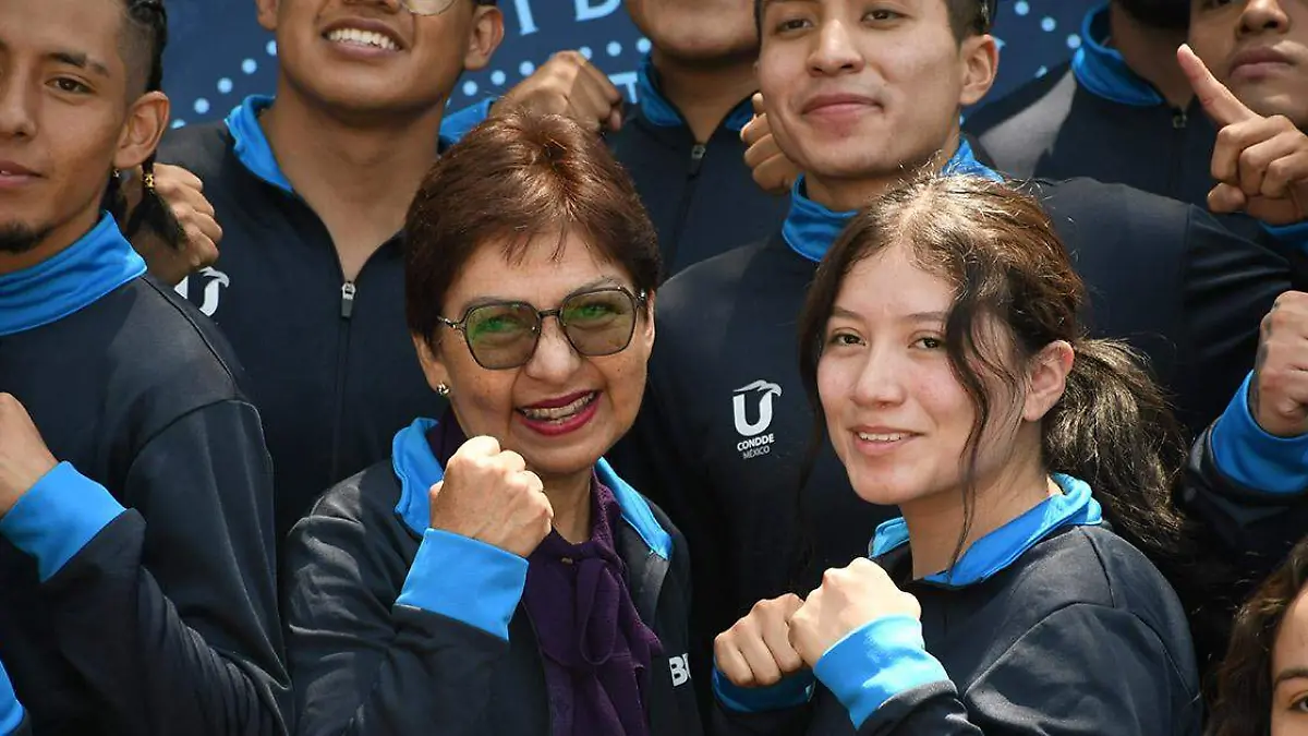 La rectora Lilia Cedillo abanderó a la delegación de la BUAP para la Universiada